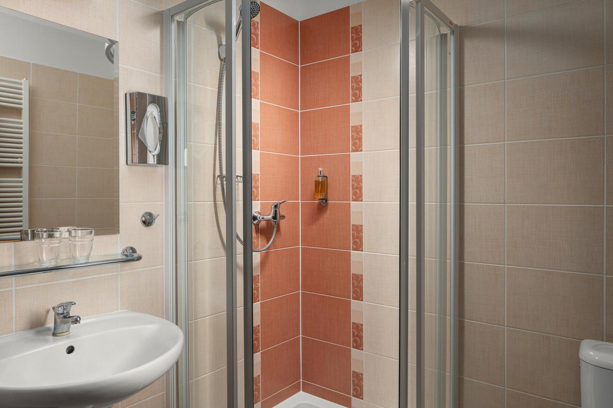 Double Room with Extra Bed,1563265909:JPEG